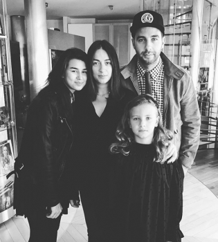 Гордый папа: Иван Ургант показал своих трех дочерей