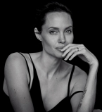 Роскошная Анджелина Джоли снялась в черно-белой фотосессии легендарного фотографа