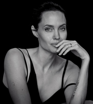 Роскошная Анджелина Джоли снялась в черно-белой фотосессии легендарного фотографа