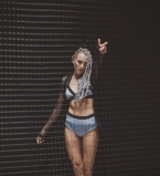 Премьера: Ева Бушмина предстала в неожиданных амплуа в новом клипе