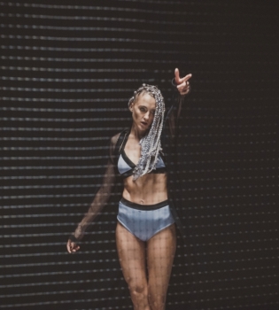 Премьера: Ева Бушмина предстала в неожиданных амплуа в новом клипе