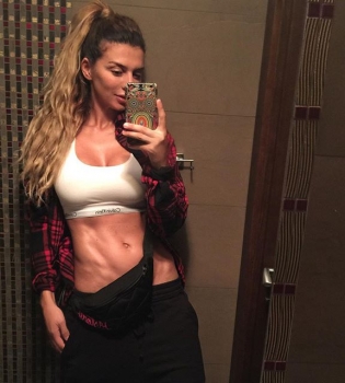 Спортивная мамочка: Анна Седокова покаталась с детьми на велосипеде