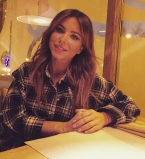 Ани Лорак показала свою детскую фотографию