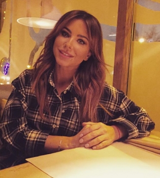 Ани Лорак показала свою детскую фотографию