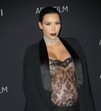 Беременная Ким Кардашьян обескуражила публику совершенно прозрачным нарядом