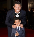 Криштиану Роналду с сыном и матерью блистает на премьере фильма "Роналду"