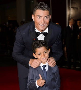 Криштиану Роналду с сыном и матерью блистает на премьере фильма &quot;Роналду&quot;