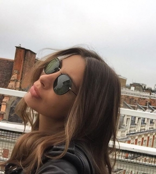 Кети Топурия показала стройную фигуру в откровенном наряде