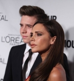 Мамина гордость: Виктория Бекхэм блистает на красной дорожке со старшим сыном