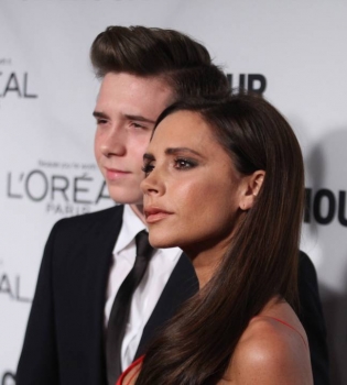 Мамина гордость: Виктория Бекхэм блистает на красной дорожке со старшим сыном