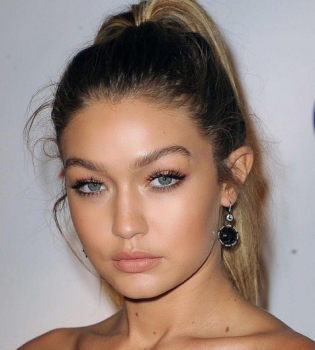 Джиджи Хадид показала идеальную фигуру в рекламе купальников