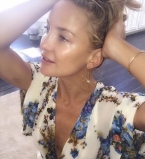 Соблазнительная Кейт Хадсон в откровенном бикини хозяйничает на заднем дворе