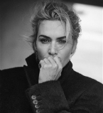 Загадочная Кейт Уинслет завораживает в новой фотосессии на берегу моря