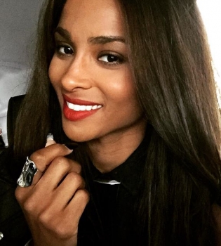 Певица Сиара поделилась яркими снимками с семейного отдыха в Мексике