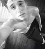 Поклонницы в восторге: Бруклин Бекхэм показал фото с тренировки в спортзале