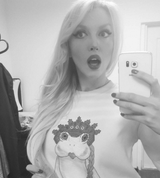 Оля Полякова &laquo;нашлепала&raquo; в туре на автомобиль класса люкс