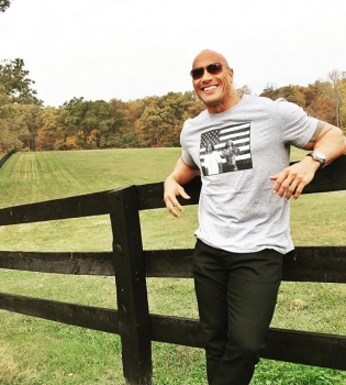 Счастливый папочка: у Дуэйна Джонсона скоро родится еще одна дочь