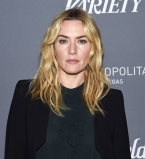 Леди в черном: Кейт Уинслет и Джулия Робертс блистают в стильных брючных костюмах