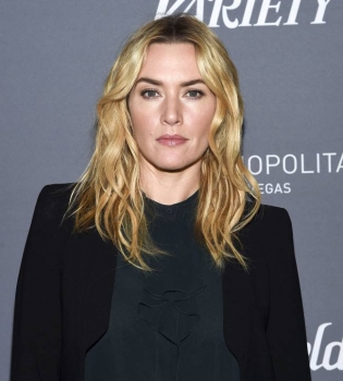 Леди в черном: Кейт Уинслет и Джулия Робертс блистают в стильных брючных костюмах