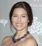 Нежный цветок: супруга Джастина Тимберлейка покорила публику элегантным нарядом