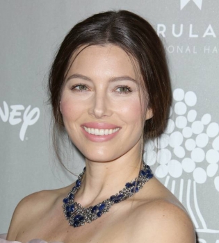 Нежный цветок: супруга Джастина Тимберлейка покорила публику элегантным нарядом