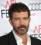 Неожиданно: Антонио Бандерас сам шьет себе одежду