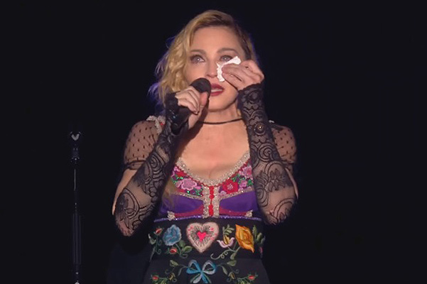Искренние эмоции: Мадонна расплакалась на концерте из-за теракта в Париже