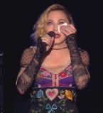 Искренние эмоции: Мадонна расплакалась на концерте из-за теракта в Париже