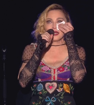 Искренние эмоции: Мадонна расплакалась на концерте из-за теракта в Париже