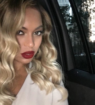 Невероятно трогательно: Бейонсе с маленькой дочерью станцевали на свадьбе друзей