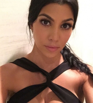 Голая правда: Кортни Кардашьян полностью разделась для тизера реалити-шоу