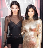 Сестер Ким Кардашьян Кендалл и Кайли Дженнер забросали яйцами в Австралии