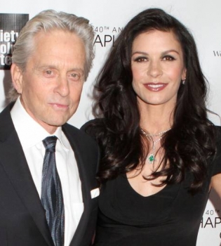 Праздник любви: Кэтрин Зета-Джонс и Майкл Дуглас празднуют 15-летнюю годовщину