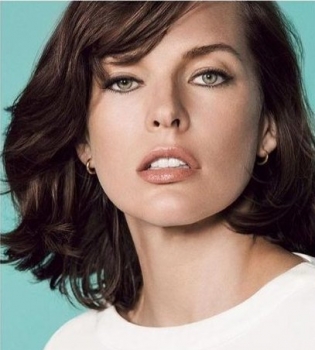 Не узнать: Милла Йовович перевоплотилась в 85-летнюю старушку