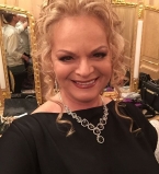 Не узнать: Лариса Долина поразила стройной фигурой