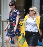 Яркий дует: в сети появился трейлер картины &quot;Легко ли быть одной?&quot; с Дакотой Джонсон и Ребел Уилсон