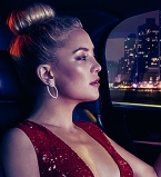 Vivienne Westwood, Versace, Christian Louboutin: Кейт Хадсон примерила поистине роскошные наряды в новой фотосъемке