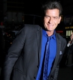 Скандальный Чарли Шин напишет книгу о своей ВИЧ-инфекции