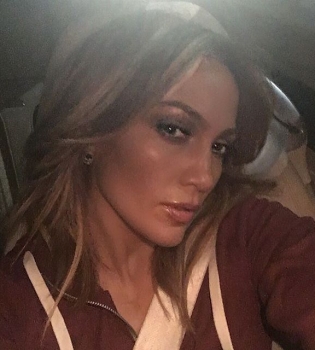 Дженнифер Лопес продемонстрировала &quot;горячую&quot; фигуру в обтягивающем наряде