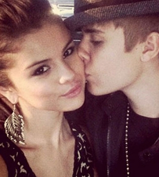 Неожиданно: Джастин Бибер публично спел Селене Гомес песню о любви