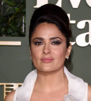 Сальма Хайек обескуражила публику оголенной грудью