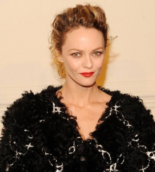 Голая и счастливая: Ванесса Паради блистает на обложках Vogue