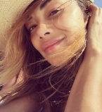 Пляжный соблазн: Николь Шерзингер показала идеальную фигуру в откровенном бикини