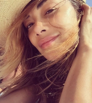 Пляжный соблазн: Николь Шерзингер показала идеальную фигуру в откровенном бикини