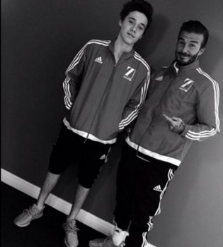 Семейный футбол: Бруклин и Дэвид Бекхэм приняли участие в благотворительном матче