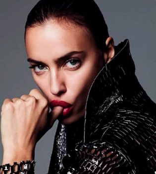 Ирина Шейк поздравила поклонников с Днем благодарения обнаженным фото