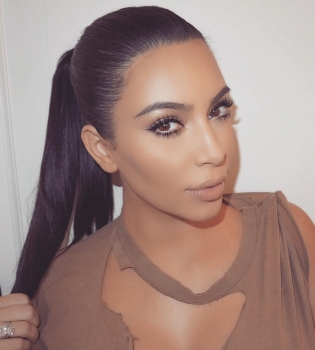 Редкое фото: Ким Кардашьян показала, как выглядела в 18 лет