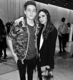 Семейная идиллия: Бруклин Бекхэм позирует с мамой Викторией