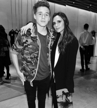 Семейная идиллия: Бруклин Бекхэм позирует с мамой Викторией