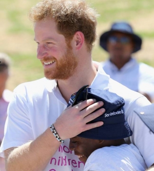 В память о маме: принц Гарри посвятил открытие детского центра в Африке принцессе Диане